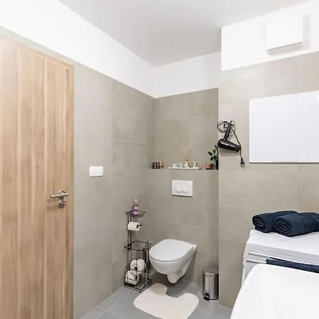 Flat 3 Sunny Haven Moderny 2i, Parking, Wifi Apartman